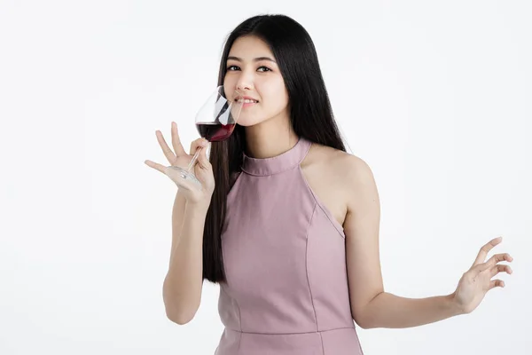 Atraktivní Mladá Asijská Žena Růžových Šatech Držící Napila Vtipný Zábavný — Stock fotografie