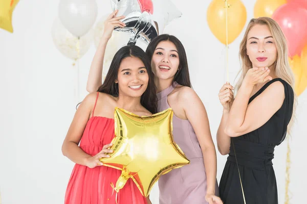 Diversidad Las Mujeres Felices Jóvenes Divierten Juntas Fiesta Fondo Blanco —  Fotos de Stock