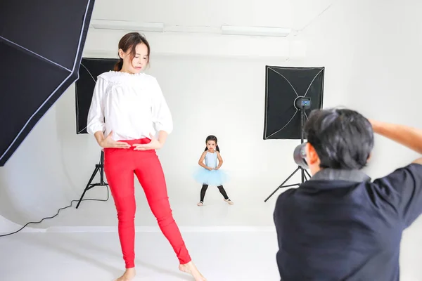 Młoda Ładna Dziewczyna Azjatyckich Dzieci Skoncentrować Się Jej Nauczyciela Które — Zdjęcie stockowe