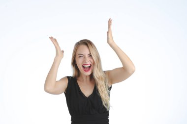 Stüdyo uzun, kıvırcık sarı saçlı, kırmızı dudaklar ile siyah elbiseli güzel beyaz genç kadın portresi, onun muzaffer, çığlık, kameraya, seyir gösterilen beyaz arka plan izole