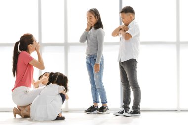 Asyalı kadın oyun Asyalı çocuklar ile büyük beyaz pencere oyun.