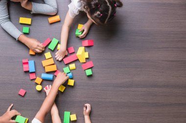 Asyalı öğretmen oyun renkli düz yatıyordu atış blok oyuncak sınıf Asya öğrenci birlikte, konseptiyle inşa.