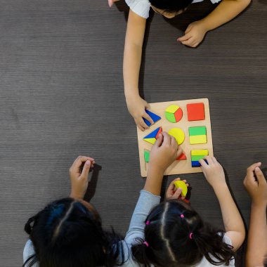 Düz çekim Asyalı öğretmen oyun geometri blok oyuncak Asya öğrenci sınıf birlikte, konsepti ile yatıyordu.