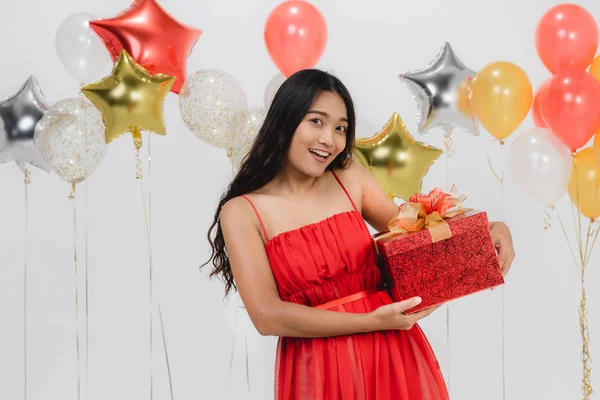 Atraktivní Mladá Asijská Žena Nosí Červené Šaty Nadšený Její Dar — Stock fotografie