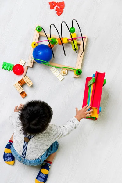 Jovem Criança Asiática Jogando Entre Vários Tipos Brinquedos Coloridos Tomado — Fotografia de Stock