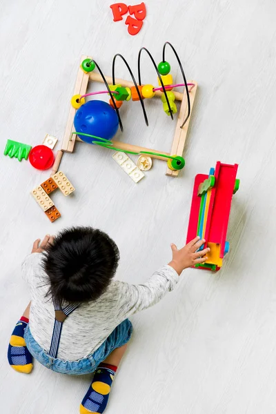 Joven Niño Asiático Jugando Entre Varios Tipos Juguetes Coloridos Tomado — Foto de Stock