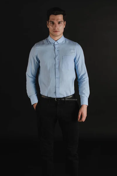 Retrato Caucasiano Masculino Cabelo Traseiro Cortado Homem Bonito Camisa Azul — Fotografia de Stock