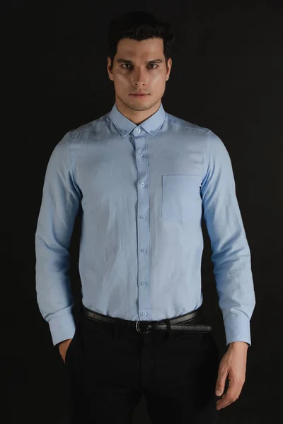 Retrato Caucasiano Masculino Cabelo Traseiro Cortado Homem Bonito Camisa Azul — Fotografia de Stock