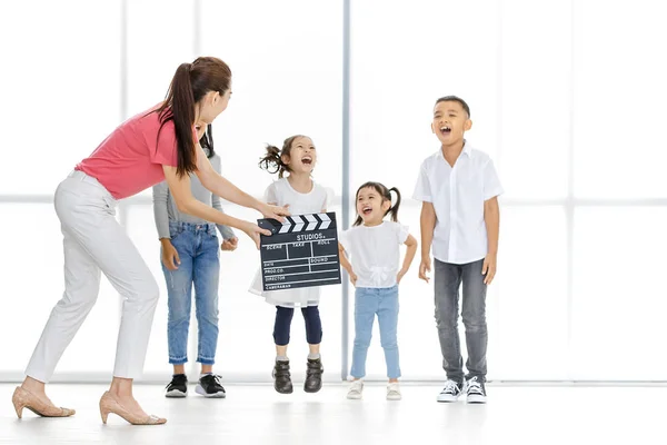 Asiatische Frau Rosa Hemd Asiatische Verwendung Klappbrett Vor Asiatischen Jungen — Stockfoto