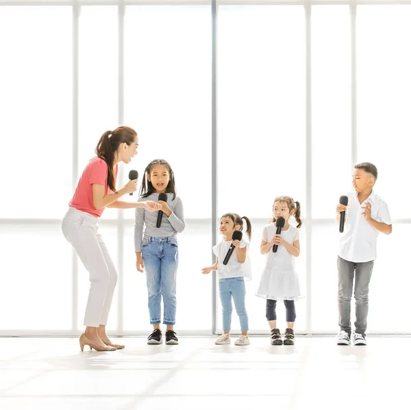 Profesora Asiática Enseña Los Niños Asiáticos Cantar Una Canción Los —  Fotos de Stock