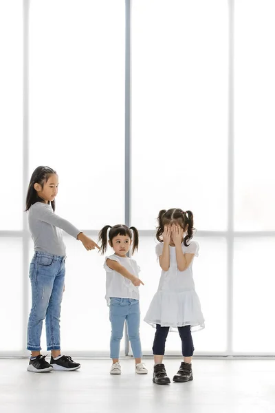 Asyalı Çocuklar Asyalı Kız Büyük Beyaz Pencere Yanında Stand Üzerine — Stok fotoğraf