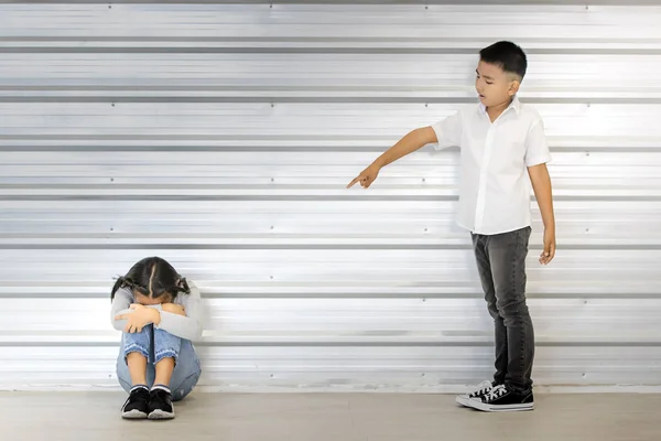 Anak Asia Titik Duduk Gadis Asia Dinding Putih Belakang Mereka — Stok Foto