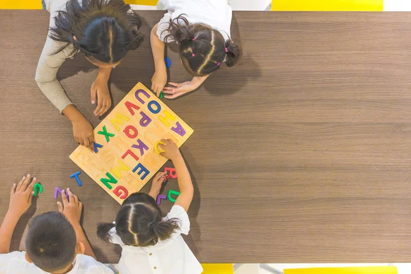 아시아 교사의 교실에 아시아 컨셉으로 다채로운 알파벳 — 스톡 사진