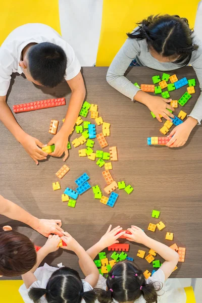 Grupo Crianças Professores Brincando Com Brinquedos Coloridos Sala Aula Conceito — Fotografia de Stock