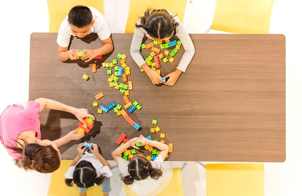 Grupo Niños Maestros Jugando Juguetes Coloridos Aula Concepto Aprendizaje Feliz —  Fotos de Stock