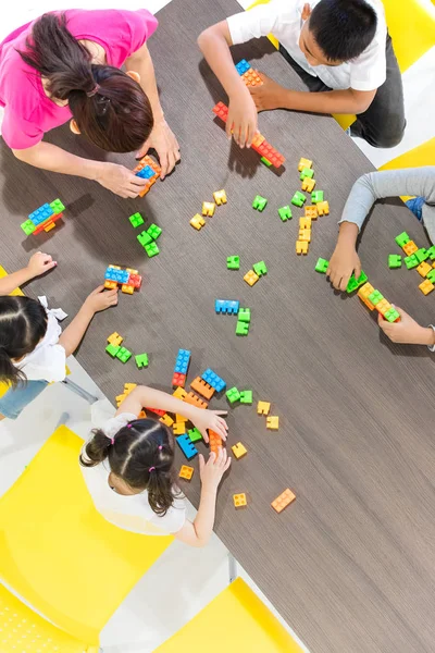 Grupo Niños Maestros Jugando Juguetes Coloridos Aula Concepto Aprendizaje Feliz —  Fotos de Stock
