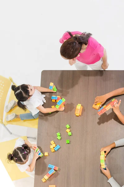 Grupo Niños Maestros Jugando Juguetes Coloridos Aula Concepto Aprendizaje Feliz —  Fotos de Stock