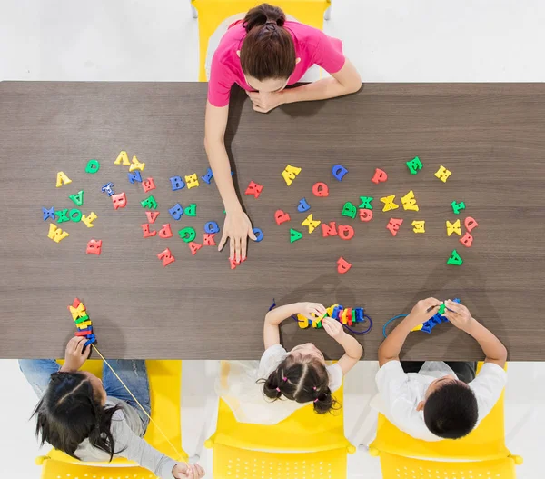 Grupo Niños Maestros Jugando Juguetes Coloridos Aula Concepto Aprendizaje Feliz —  Fotos de Stock