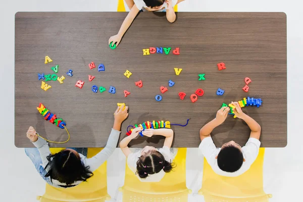 Grupo Niños Maestros Jugando Juguetes Coloridos Aula Concepto Aprendizaje Feliz — Foto de Stock