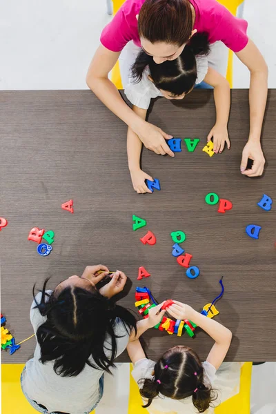 Grupo Niños Maestros Jugando Juguetes Coloridos Aula Concepto Aprendizaje Feliz —  Fotos de Stock