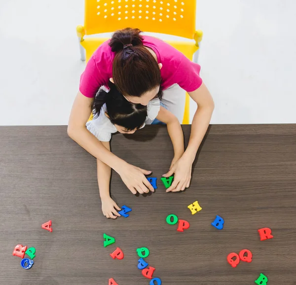 Grupo Niños Maestros Jugando Juguetes Coloridos Aula Concepto Aprendizaje Feliz —  Fotos de Stock