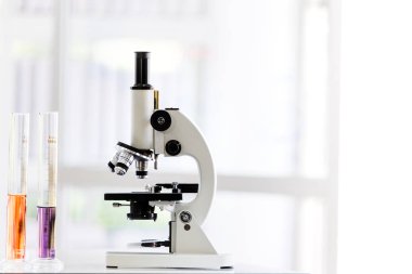 Coloful teast tüp ve laboratuar odası, arka plan bulanık, kavram tabloda mikroskobunun laboratuvar Oda için.