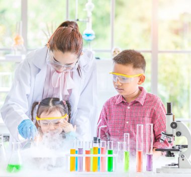 Fen bilgisi öğretmeni öğretmek Asya öğrencilerin laboratuar odası, kase, dışarı duman kayan nokta onlar heyecanlı, renkli tüp ve laboratuvar Oda tabloda, kavram mikroskobunun çalışma odasında laboratuvar Oda için.