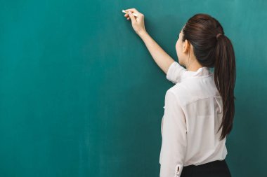 Asyalı öğretmen tebeşir yeşil ışık yanmadı, sınıf kavramı üzerinde.