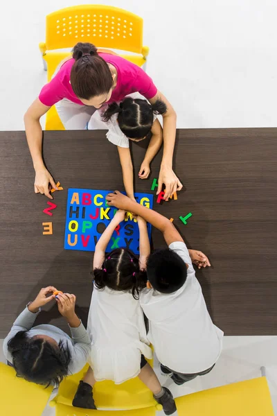 아시아 교사의 교실에 아시아 개념으로 다채로운 알파벳 장난감 — 스톡 사진