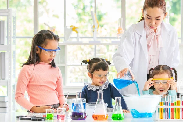 Věda Učitel Učí Asijské Studenty Chemikálie Učitel Pour Chemikálie Skleněné — Stock fotografie