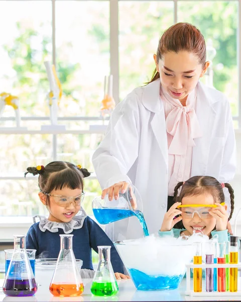 Věda Učitel Učí Asijské Studenty Chemikálie Učitel Pour Chemikálie Skleněné — Stock fotografie