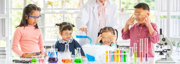 Professor Ciência Ensinar Estudantes Asiáticos Sobre Produtos Químicos Professor Despeje — Fotografia de Stock