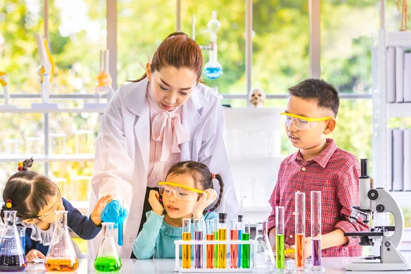 Καθηγητή Πληροφορικής Διδάσκουν Ασίας Τους Μαθητές Σχετικά Τις Χημικές Ουσίες — Φωτογραφία Αρχείου