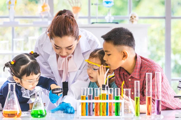 Insegnante Scienze Insegnare Agli Studenti Asiatici Sala Laboratorio Insegnante Utilizzare — Foto Stock