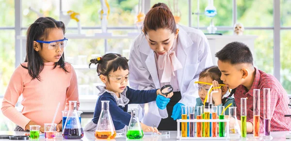 Professor Ciência Ensinar Estudantes Asiáticos Sobre Produtos Químicos Flutuador Fumaça — Fotografia de Stock