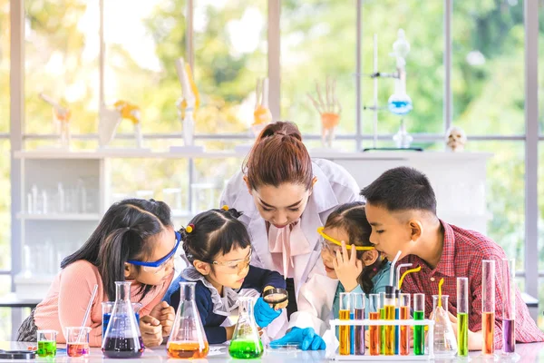 Profesor Ciencias Enseñar Los Estudiantes Asiáticos Sala Laboratorio Profesor Utilizar — Foto de Stock