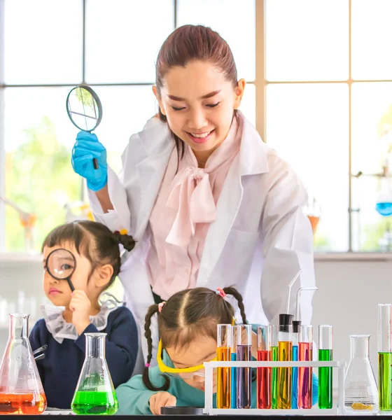 Naturwissenschaftslehrer Unterrichten Asiatische Studenten Laborraum Lehrer Verwenden Lupe Etwas Durchschauen — Stockfoto