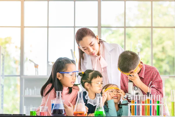 Věda Učitel Učit Asijské Studenty Laboratorní Místnosti Boy Podívat Přes — Stock fotografie