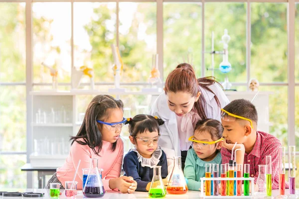 Science Teacher Teach Asian Students Laboratory Room Everyone Look Orange — Stock Photo, Image