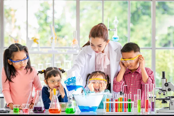 Profesor Ciencias Enseñar Los Estudiantes Asiáticos Acerca Los Productos Químicos —  Fotos de Stock