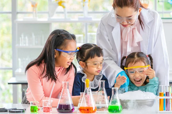 Fen bilgisi öğretmeni öğretmek Asya öğrencilerin laboratuar odası, kase, dışarı duman kayan nokta onlar heyecanlı, renkli tüp ve laboratuvar Oda tabloda, kavram mikroskobunun çalışma odasında laboratuvar Oda için.