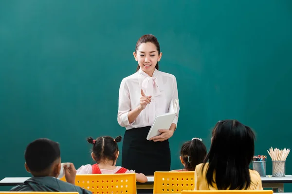 Učebně Asijské Učitel Postaví Před Třídu Učí Studenti Studenti Poslouchat — Stock fotografie
