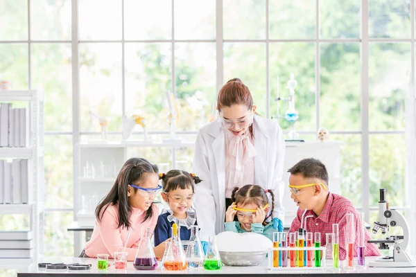 Professor Ciência Ensinar Estudantes Asiáticos Sala Laboratório Flutuador Fumaça Fora — Fotografia de Stock