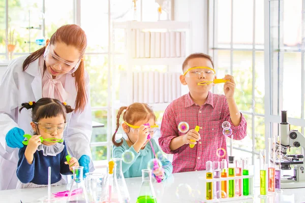 Professeur Sciences Étudiants Asiatiques Dans Salle Laboratoire Ils Soufflent Des — Photo