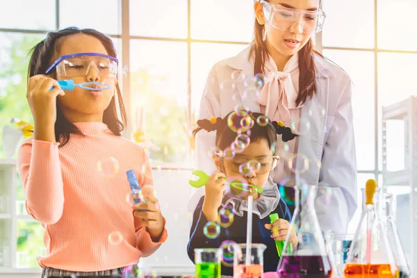 Videnskabslærer Asiatiske Studerende Laboratorierum Blæser Bobler Farverige Reagensglas Mikroskop Bordet - Stock-foto