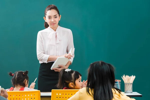 Sala Aula Professor Asiático Frente Aula Alunos Fazem Seus Exercícios — Fotografia de Stock