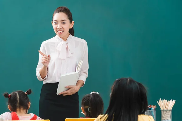 Sala Aula Professor Asiático Ficar Frente Aula Ensina Alunos Alunos — Fotografia de Stock