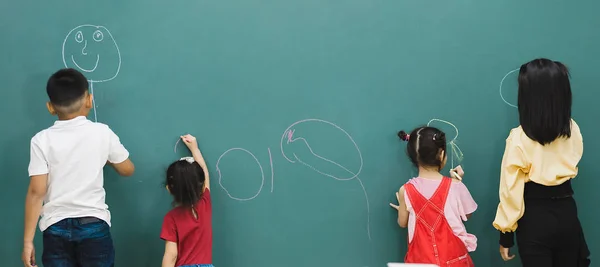 Aula Arte Estudantes Asiáticos Desenhar Uma Forma Placa Verde Conceito — Fotografia de Stock