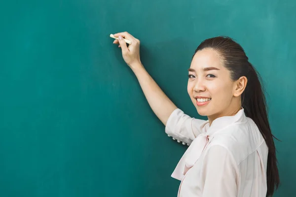 Profesor Asiático Tiza Tablero Verde Concepto Para Aula —  Fotos de Stock