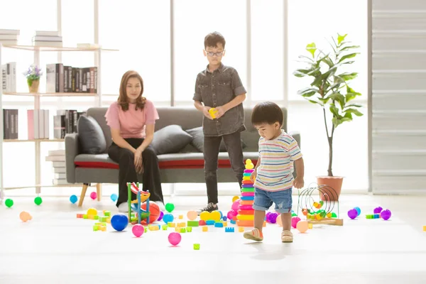 Familia Asiática Tiempo Feliz Casa Joven Madre Hermosa Jugando Con —  Fotos de Stock